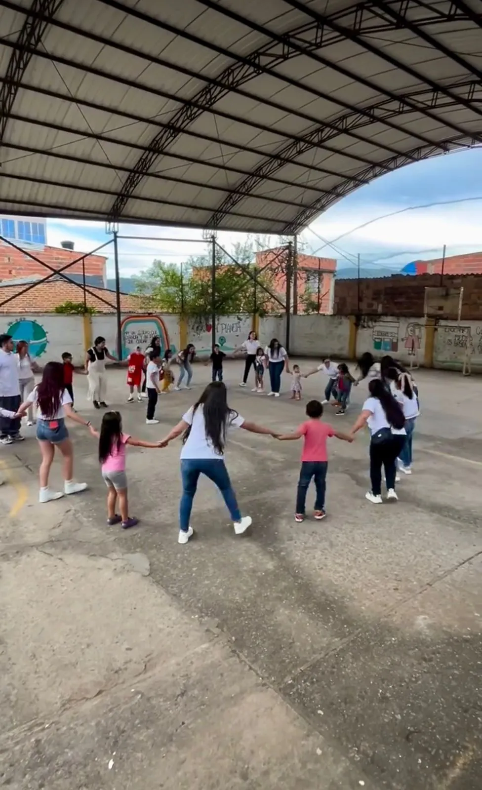 Equipo de TLM Get Adviced en una actividad de voluntariado con una fundación de niños